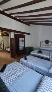 una camera con due letti di Gran Casa Rural en Benissa a Benissa