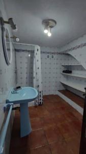 ein Badezimmer mit einem blauen Waschbecken in einem Zimmer in der Unterkunft Gran Casa Rural en Benissa in Benissa