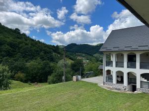 a house on a hill with a grass yard at Casa Șimon in Leordina