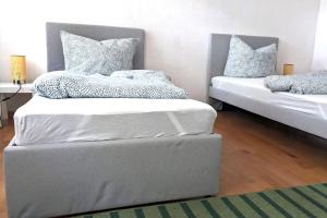 2 letti con cuscini in una stanza di Nice Apartment with Balcony a Apolda