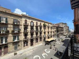 uma vista para uma rua numa cidade com edifícios em La casa del Maestro em Palermo