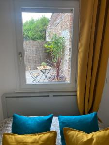 una ventana con almohadas azules frente a un patio en Chez Jérôme, en Lille