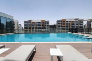 Bazén v ubytování STAY BY LATINEM Luxury 1BR Holiday Home W1208 near Burj Khalifa nebo v jeho okolí