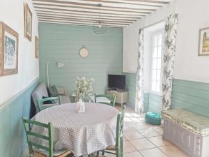 ein Esszimmer mit einem Tisch und Stühlen in der Unterkunft The Olive Press - Mon Lodge en Provence in Caromb