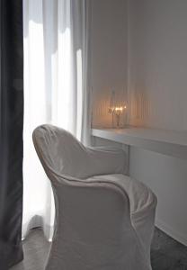 カットーリカにあるHotel Europa Monettiの白い部屋(椅子、窓付)