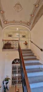 een trap in een gebouw met een trap bij L'Altana in Siena