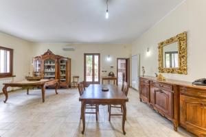 una cucina con tavolo e una sala da pranzo di Villa Marta a Castrignano del Capo