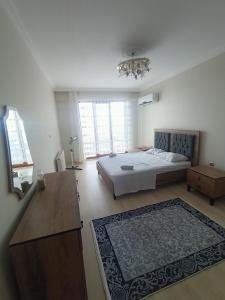 sypialnia z łóżkiem i dużym oknem w obiekcie House for rent for family w mieście Yomra