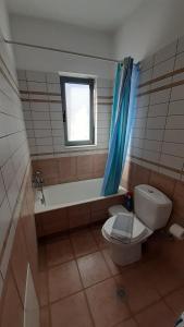 Ένα μπάνιο στο ELISSOS APPARTMENT MONEMVASIA +3 φωτογραφίες
