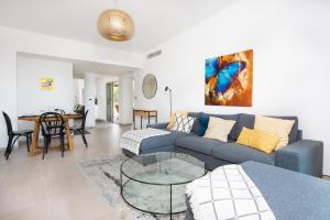 uma sala de estar com um sofá e uma mesa em Blue Pearl Vue Mer em Nice