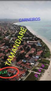 z góry widok na plażę ze słowami campinas w obiekcie Flat Porto dos Carneiros w mieście Tamandaré