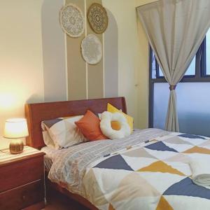 Tempat tidur dalam kamar di Sunset Seaside Retreat@13pax - Direct Beach Access