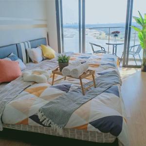 Tempat tidur dalam kamar di Sunset Seaside Retreat@13pax - Direct Beach Access