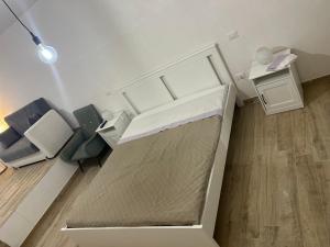 a small room with a bed and a desk at Gio' locazione turistica in Conversano