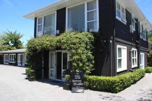 un edificio negro con un cartel delante en The Lake Motel, en Taupo