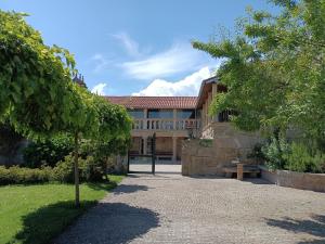 ein Gebäude mit einer Bank davor in der Unterkunft Casa das Capelas in Villamarín