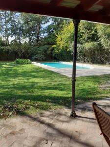 uma vista para um pátio com uma piscina em La Colorada, home for... La Amistad Polo em Open Door