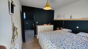 1 dormitorio con 1 cama y vestidor en Moere Dijk, en Koekelare