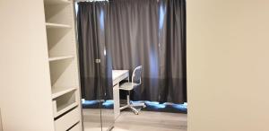 Pokój z biurkiem, krzesłem i oknem w obiekcie Cozy Room in 2-Room Central Apartment-1 w mieście Canberra