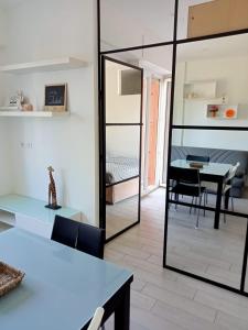 Casa Isabel في كونيو: غرفة معيشة مع طاولة ومرآة