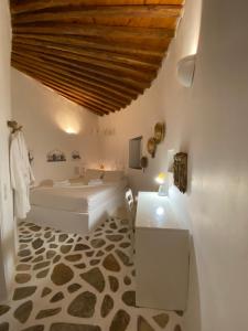 Habitación con baño blanco con bañera. en Cybele guesthouse, en Chrousa
