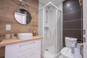 bagno con doccia, lavandino e servizi igienici di Le Nichoir de la Colline - Parking & Wifi a Obernai