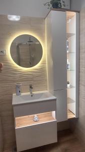 y baño con lavabo y espejo. en New Istriaexperience, en Koper