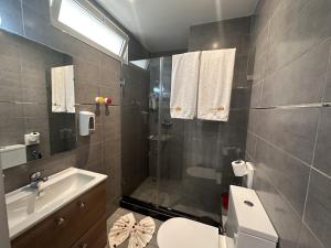 Un baño de RENT-INN Suites Hotel 40 fotos más