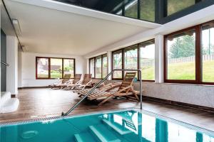 una habitación con sillas y una piscina en Apartmány Engadin, en Boží Dar