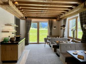 uma sala de estar com um sofá e uma mesa em Hotel Montanara em Ischgl