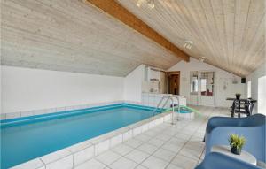 Bazén v ubytování Nice Home In Vinderup With Indoor Swimming Pool nebo v jeho okolí