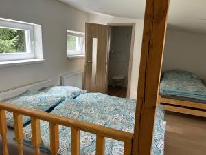 ein Schlafzimmer mit einem Etagenbett und einer Treppe in der Unterkunft Zahradní dům in Prag