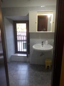 baño con lavabo y ventana en Casetta Santa Maria, en Subiaco