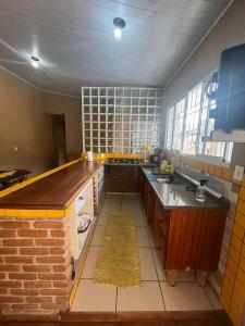 uma cozinha com um lavatório e uma bancada em AMPLO SOBRADO BEM NO CENTRO, faça tudo a PÉ! em São Bento do Sapucaí