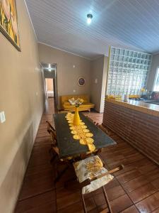 uma sala de jantar com uma mesa com bananas em AMPLA CASA BEM NO CENTRO... faça tudo a pé! em São Bento do Sapucaí