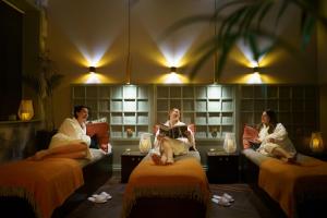 um grupo de três mulheres sentadas em camas num quarto em Killashee Hotel em Naas