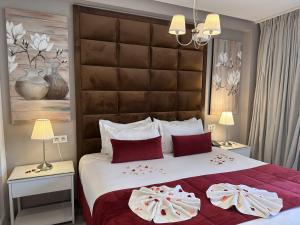 Una cama o camas en una habitación de RENT-INN Suites Hotel