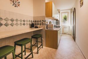 a kitchen with two green stools and a counter at Casa Dolce Casa in Orvieto