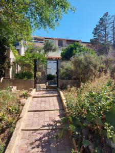 a garden with a gate in front of a building at Sur les hauteurs de Collioure in Collioure