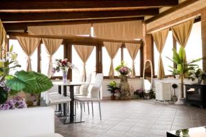 una habitación con sillas y una mesa con flores en Villa da Vitto: Relax & Comfort en Grottammare