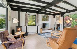 uma sala de estar com cadeiras e uma lareira em Gorgeous Home In Grlev With Wifi em Gørlev