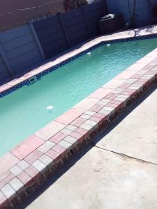 Sundlaugin á PS GOOD TIME GUEST HOUSE 53 ALDRED STREET FREEMANVILLE KLERKSDORP eða í nágrenninu