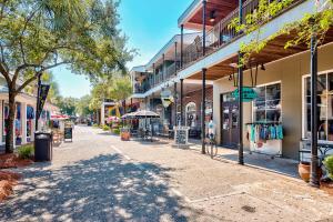 une rue dans une ville avec des boutiques et des bâtiments dans l'établissement Harbour Point #900, à Destin