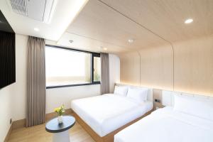 Postel nebo postele na pokoji v ubytování Busan H-AVENUE Hotel Seomyeon Station