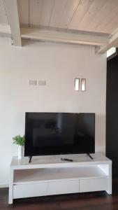 uma televisão de ecrã plano em cima de um armário branco em ATTICO Rimini Centro - Palacongressi em Rimini