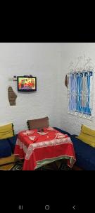 Una televisión o centro de entretenimiento en Casa Anas