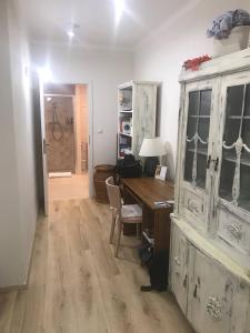 布拉格的住宿－Lovely And Freshly Renovated Apartment In Praha 10，办公室设有书桌和木桌