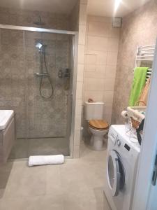 布拉格的住宿－Lovely And Freshly Renovated Apartment In Praha 10，带淋浴和洗衣机的浴室