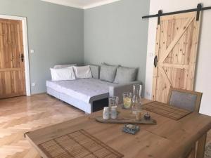 布拉格的住宿－Lovely And Freshly Renovated Apartment In Praha 10，客房设有一张床和一张带桌子的木桌。