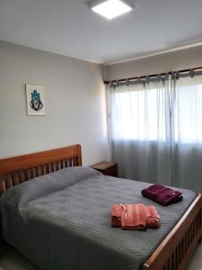 ein Schlafzimmer mit einem Bett mit zwei Handtüchern darauf in der Unterkunft El Bienestar. in San Salvador de Jujuy